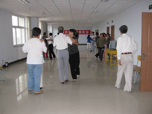 学院民盟支部举办“习舞联谊”活动