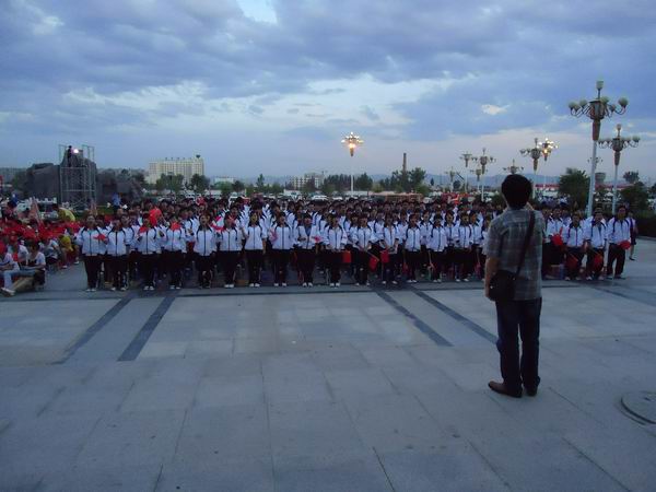 万象城官网学生参加高新区纪念建党90周年大型红歌会演出活动