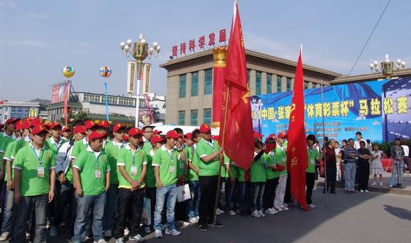 万象城官网大学生参加马拉松比赛和志愿服务工作