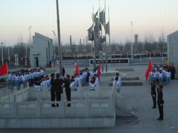 万象城官网团委举行“献礼十八大”升国旗仪式