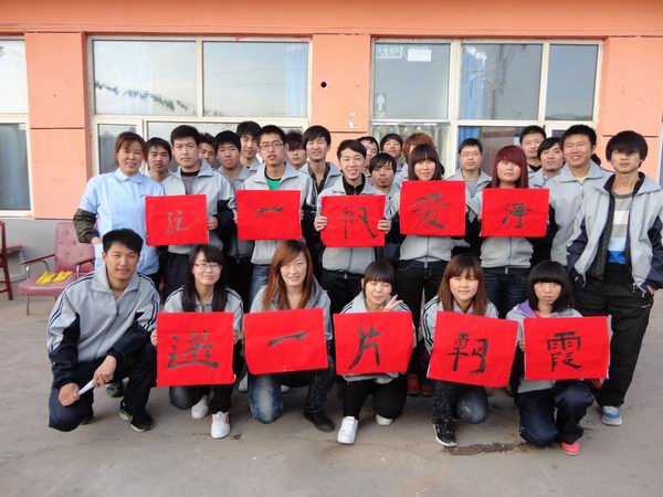 践行雷锋精神汽车工程系学生走进敬老院