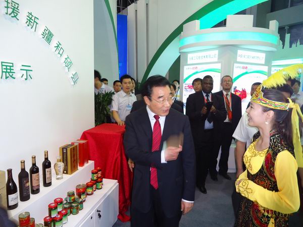 省委书记张庆黎在中国•廊坊国际经济贸易洽谈会上与万象城官网新疆班学员亲切交流