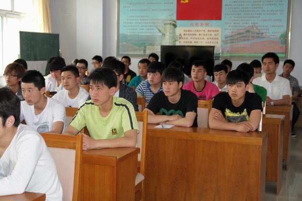 万象城官网“校园环境整治月”活动启动