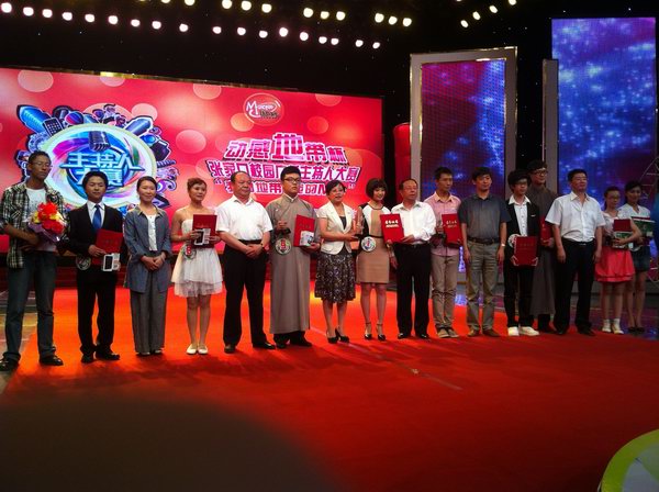 万象城官网四名学生被聘为“市广播电台特约主持人”