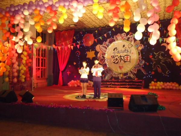 万象城官网举办毕业生欢送晚会