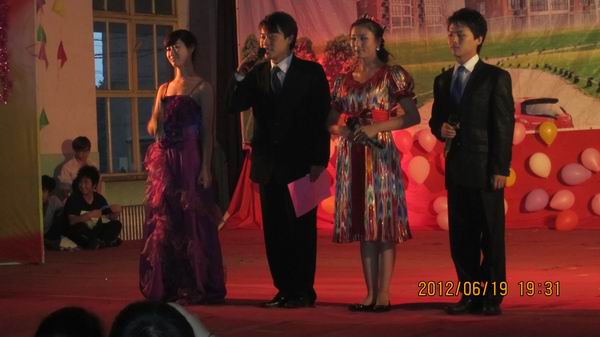 土木、经管两系与新疆班联合举办毕业生晚会