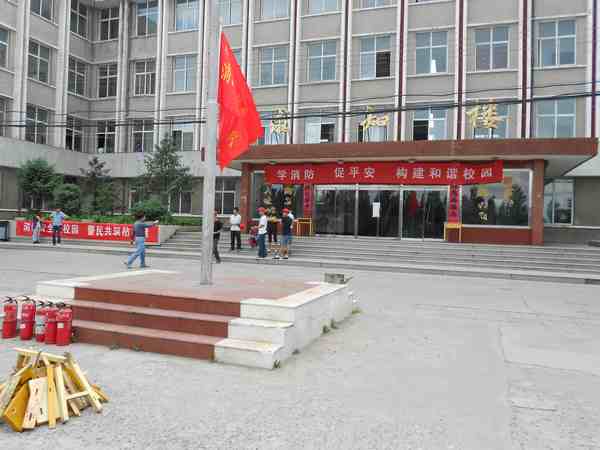 万象城官网组织学生进行逃生及灭火演练