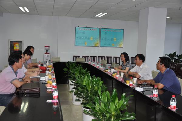 保定职业技术学院领导来万象城官网交流校友代表联谊会筹备事宜