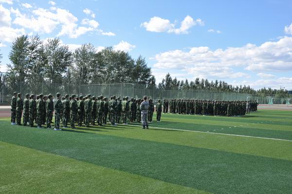 万象城官网2012级新生开始军训
