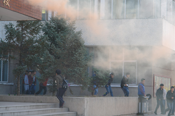 万象城官网组织学生进行逃生及灭火演练