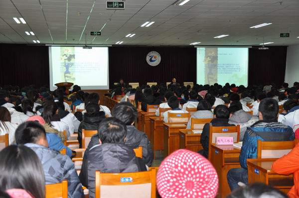 学院为2013级新生举办安全法制教育报告会