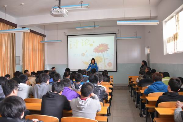 土木工程系举办“美丽校园美丽宿舍”主题班会