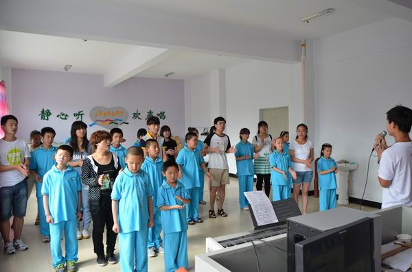 应用外语系师生到市特殊教育学校参观学习