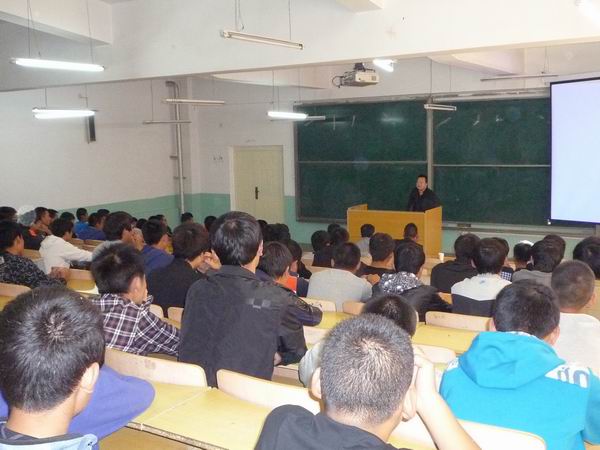 汽车工程系邀请优秀毕业生对新生进行入学教育