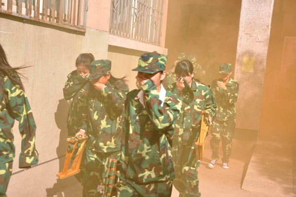 万象城官网组织学生进行火灾逃生及灭火演练