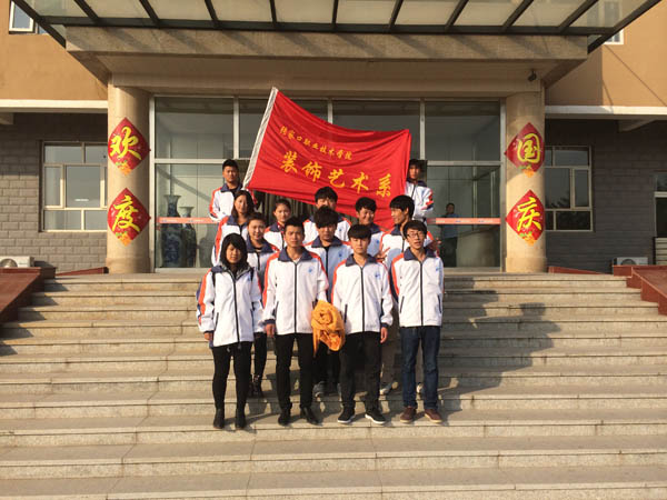 装饰艺术系学生到春雷敬老院看望老人