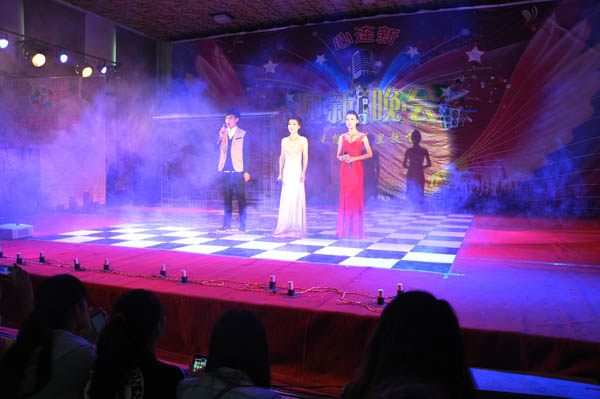 万象城官网举办“迎新生 庆国庆”文艺演出活动