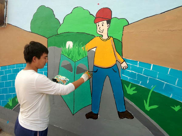 应用外语系志愿服务小分队为农村绘制文化墙