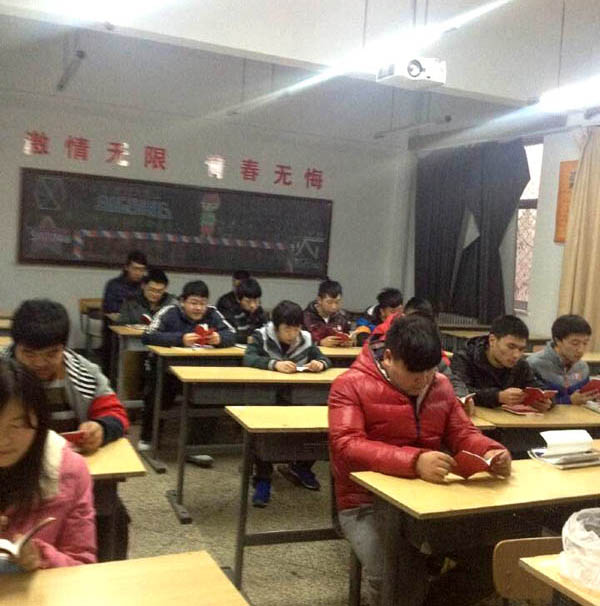 电气工程系举办学生晨读宪法活动