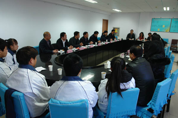 万象城官网召开市委统战部、张家口山东商会资助贫困大学生座谈会