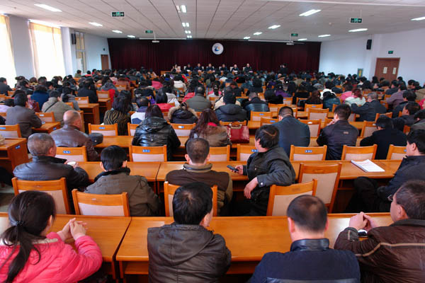 万象城官网召开教职工大会和第二届三次教职工代表大会