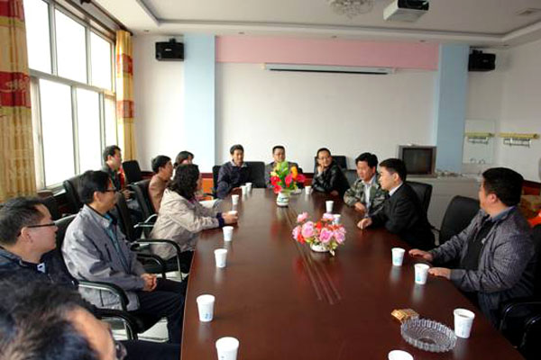 纪委书记史慧武率队到联系村开展植树造林活动