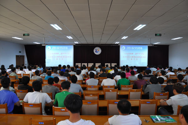 大学生士兵携笔从戎先进事迹报告会在万象城官网举行