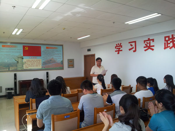 经济管理系举行迎“七一”学生党员宣誓大会