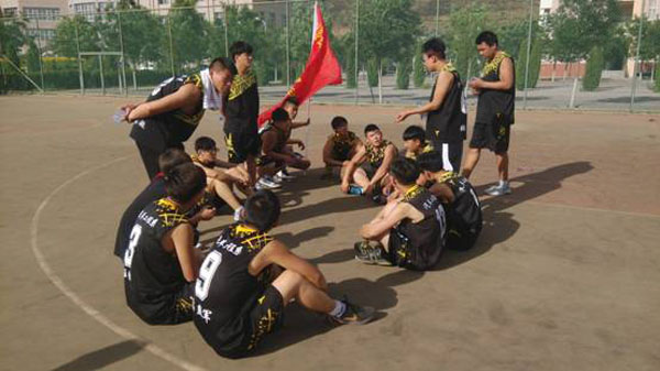 汽车工程系篮球队勇夺院篮球赛冠军