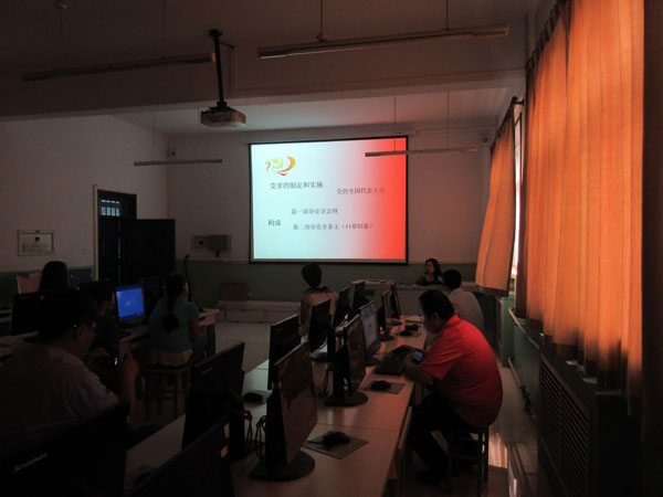 经济管理系举办“重温党章”专题报告会