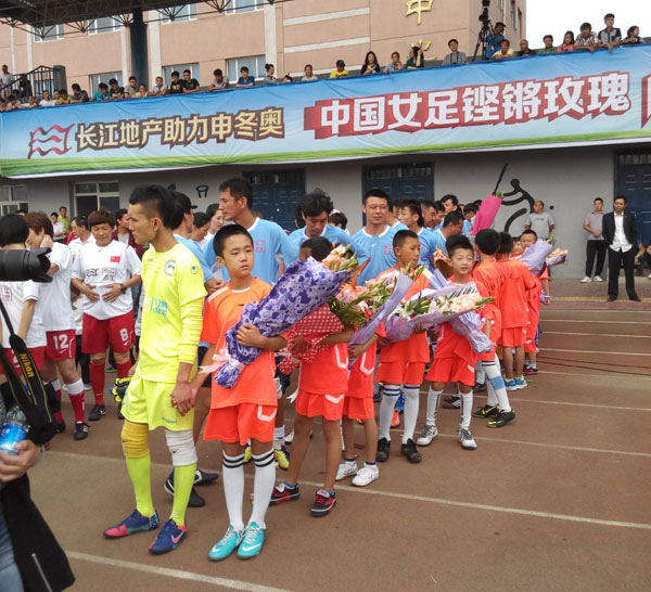 原中国女足铿锵玫瑰来万象城官网参加足球邀请赛