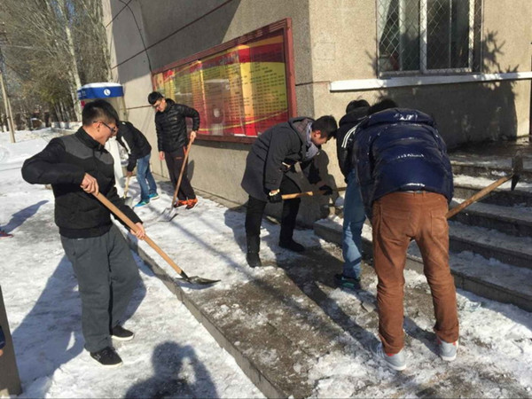 土木工程系组织师生进行扫雪活动