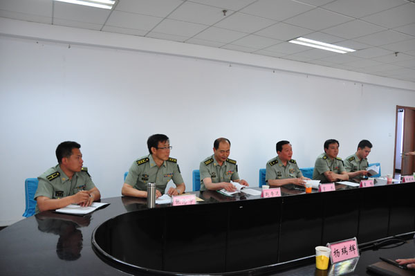 河北省军区副政委李建斌少将一行来万象城官网检查指导大学生征兵工作