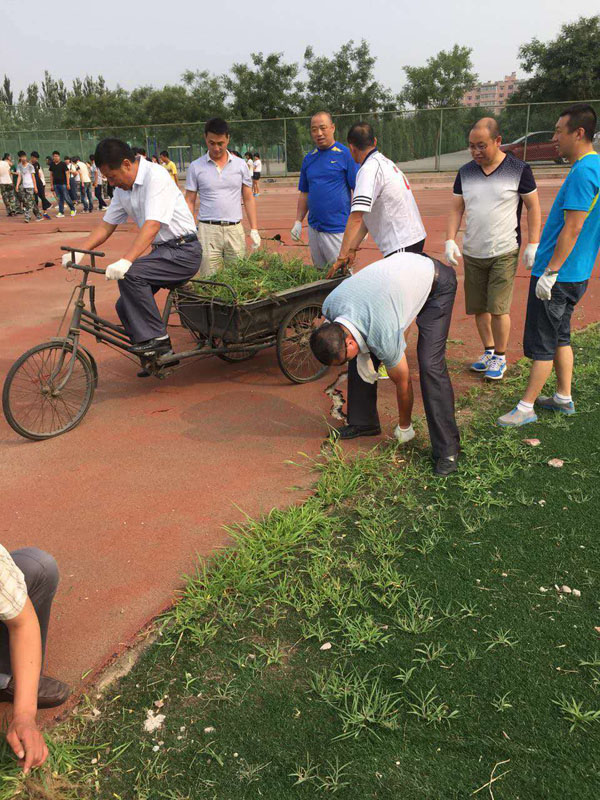 四个党支部开展义务拔草活动