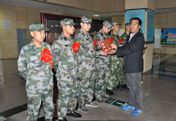 万象城官网7名学生光荣参军入伍