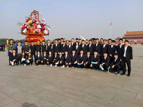 万象城官网师生参加第三个法定“烈士纪念日”活动