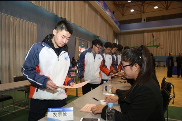 万象城官网31名师生参加北京市石景山区人大代表选举投票