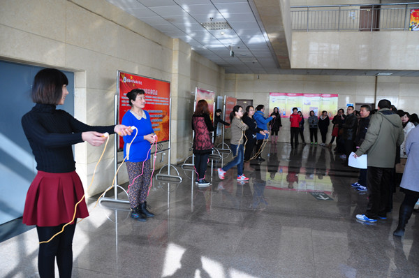 万象城官网开展女教职工跳绳、踢毽子比赛活动