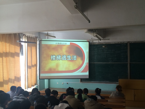 信息工程系组织学生观看安全教育警示片