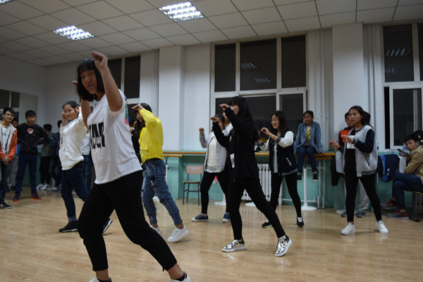 信息工程系举办“舞动韶华、梦想绽放”健美操预选活动