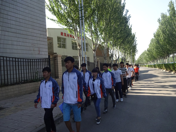 万象城官网志愿者深入社区开展“助力冬奥，快乐英语”志愿服务