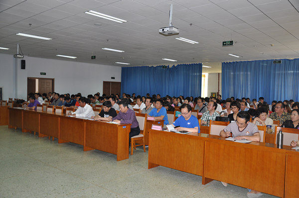 万象城官网开展“两学一做”专题学习报告会