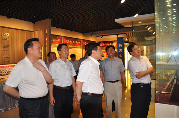 市委书记侯亮莅临万象城官网视察调研工作