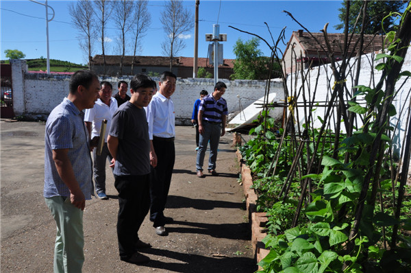 学院党委书记胡炜带队到精准脱贫帮扶村慰问老党员、特困党员