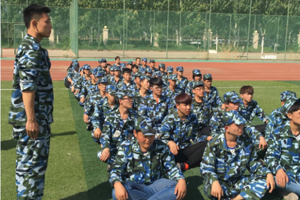 信息工程系军训团新生向教职工致以节日问候