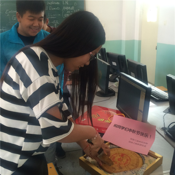信息工程系师生共度中秋佳节