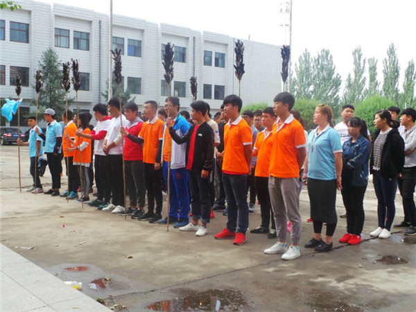 土木工程系学生志愿者开展环境清洁活动
