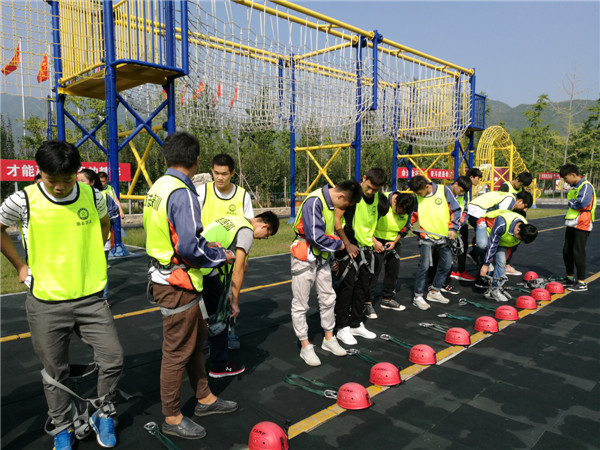 万象城官网师生赴北京励志国防教育基地进行户外素质拓展