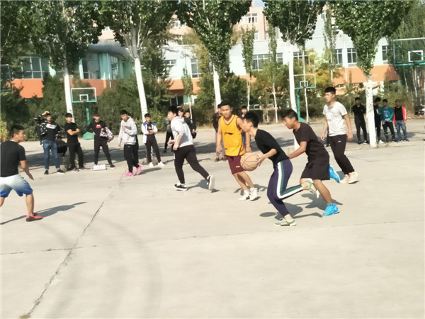 汽车工程系举办“新生杯”篮球比赛