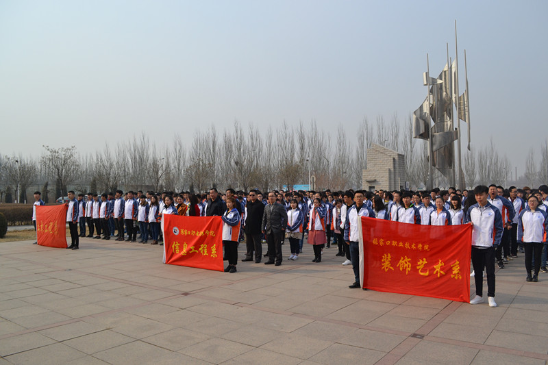 信息、土木、艺术三系师生共同举行升国旗仪式